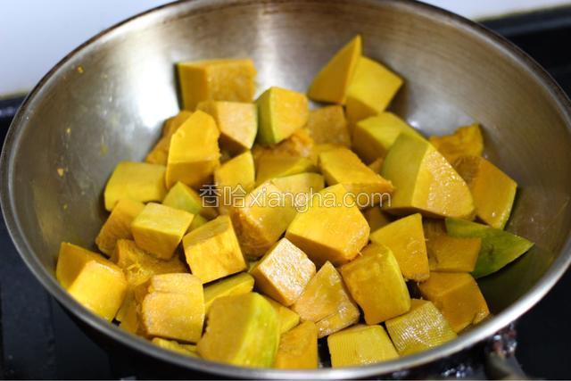起个油锅，把南瓜放锅里翻炒，油比炒菜时多一点