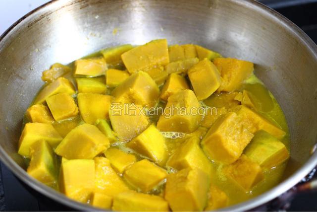 倒入大半碗鸡汤，在烹饪南瓜时，南瓜本身会出汤汁，所以不要另外加水，等到南瓜汤汁烧开后，关小火，盖上锅盖，开始小火炖，炖至南瓜变软，熟透就可以了