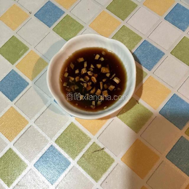 蒸鱼豉油、陈醋、生姜调成酱汁