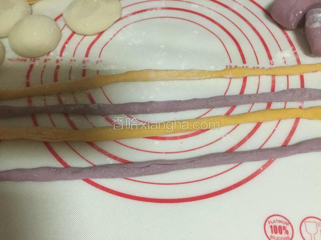 南瓜剂子取出两个，紫薯剂子取出两个，分别搓成长条，一样长