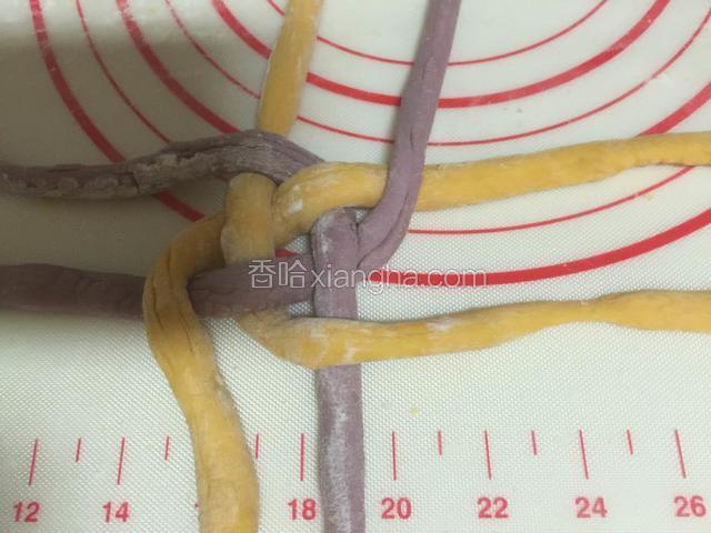 第一步，按照顺时针方向下压上，一圈，第二步，按照逆时针方向下压上，一圈，依次类推，单数一样，双数一样