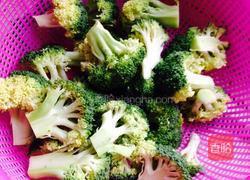 蒜炒西兰花的做法图解1