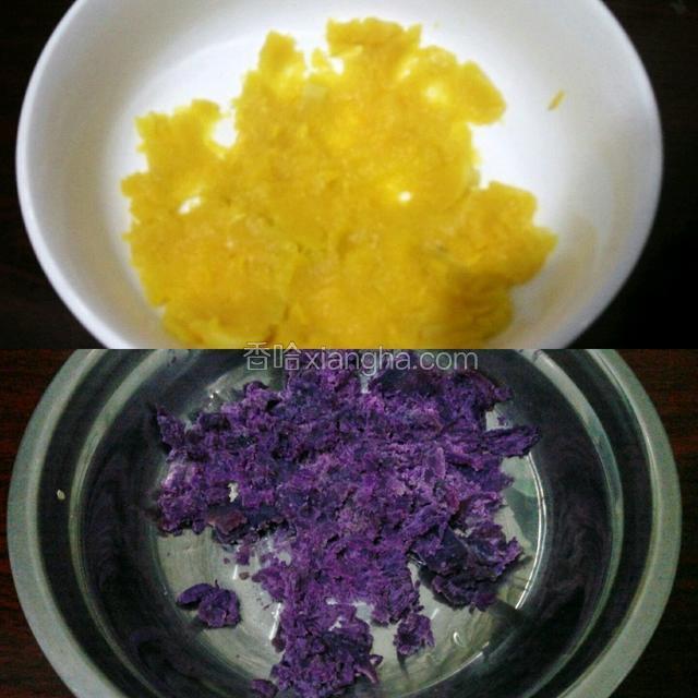 南瓜和紫薯都压成泥