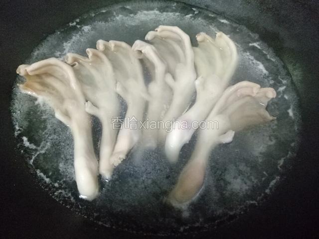 水煮鸭掌20分钟。