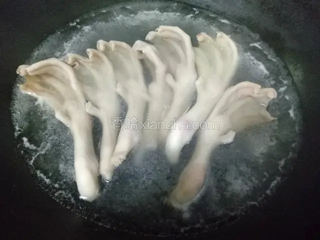 水煮鸭掌20分钟。