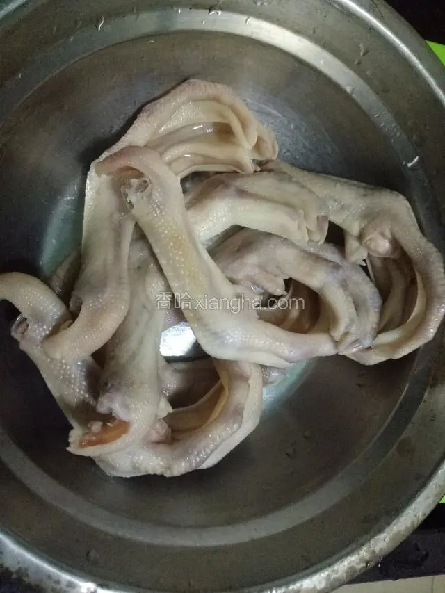 捞起冲洗，去掉浮物，沥干。