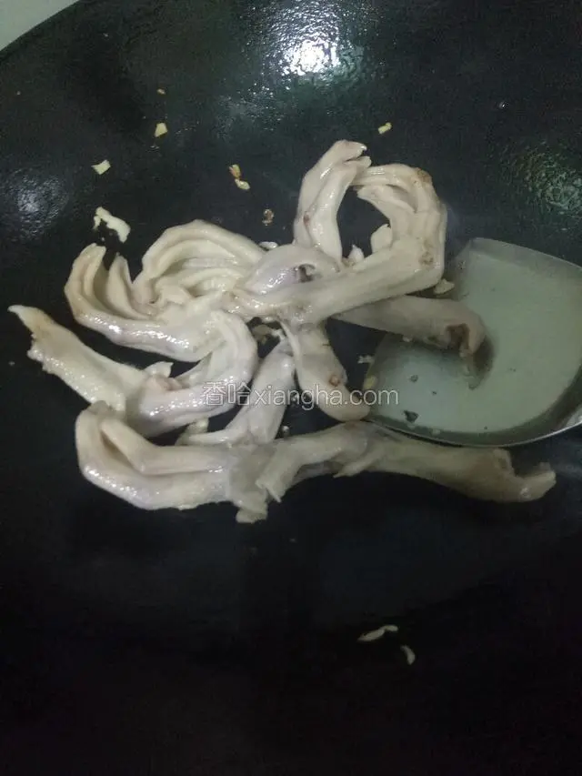 蒜、姜、油爆炒鸭掌。