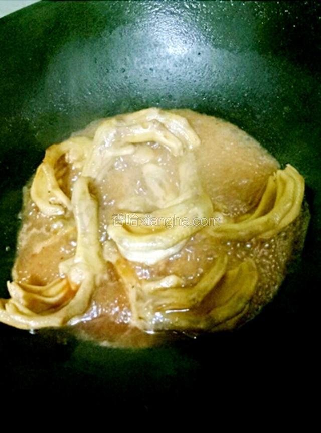 加入适量料酒、白醋、盐、白糖、酱油、甜酱和水拌匀，加锅盖大火炆煮10分钟。