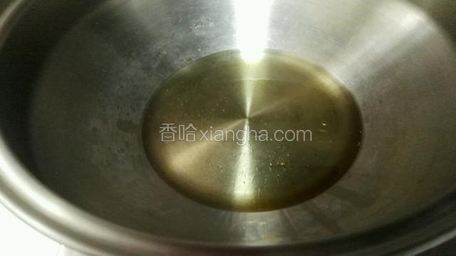 热锅放油，油烧至7成热