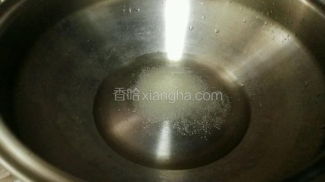 锅里放40ML水，加入白糖，小火熬