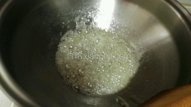 看到起很多泡泡，糖水浓稠时
