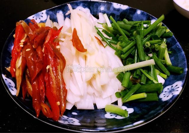 泡菜类切丝、葱切小段