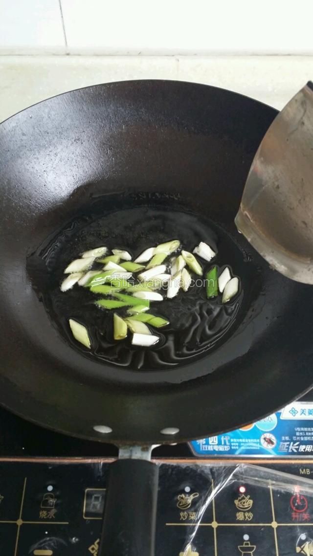 炒锅油热先放葱翻炒一下