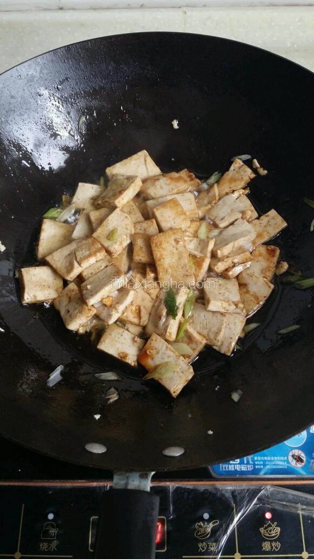 再放豆腐翻炒，加蚝油，十三香炒至豆腐上色