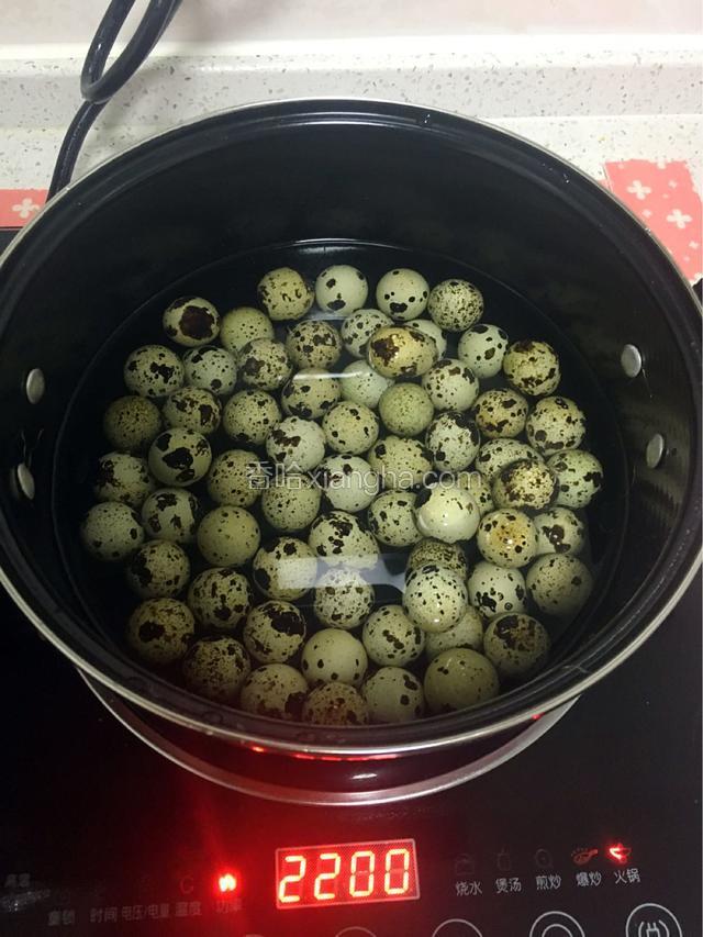锅里放入清水，将鹌鹑蛋冷水下锅，水开后转中火煮5到7分钟后关火。