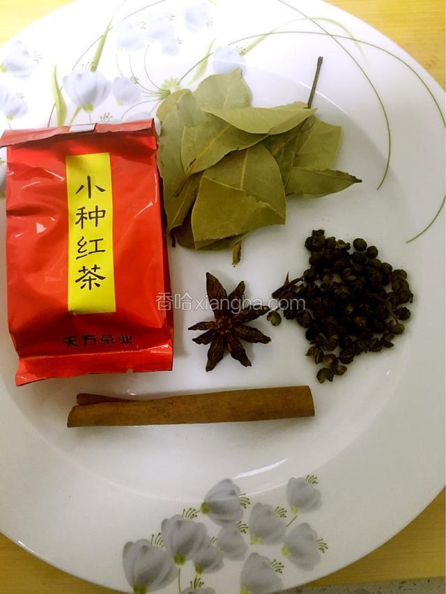 煮鹌鹑蛋的同时，准备好配料：红茶1包，香叶3~4片，八角1~2个，花椒1克，桂皮1根。