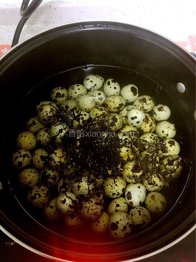 锅里重新加入莫过鹌鹑蛋的清水，依次加入红茶，香叶，花椒，桂皮，八角等。