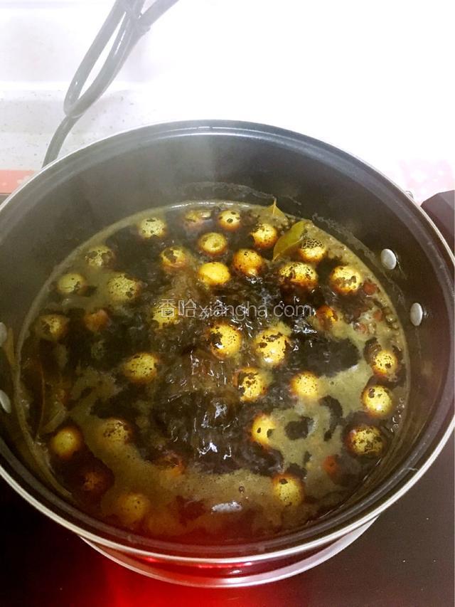 大火煮开后转中火，然后继续煮25到30分钟，期间上下反动鹌鹑蛋，使鹌鹑蛋均匀入味。