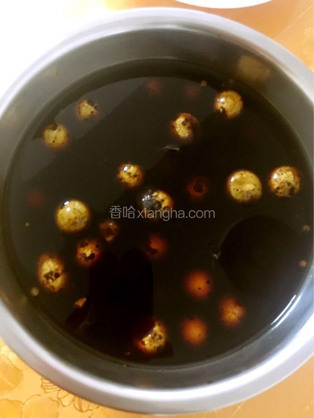准备一个大点的不锈钢盆，关火后，将鹌鹑蛋带汁倒入盆中，继续浸泡4小时后，口味更香，更净味。