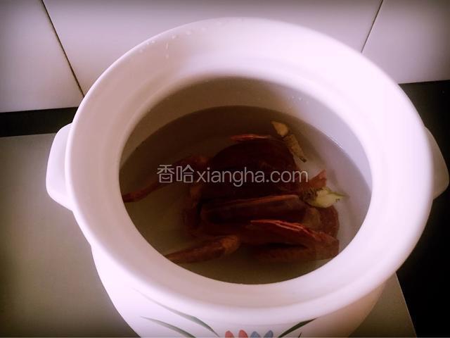 煲汤锅内倒入适量的清水，放入焯好水的鸽子及3片生姜片，小火慢炖