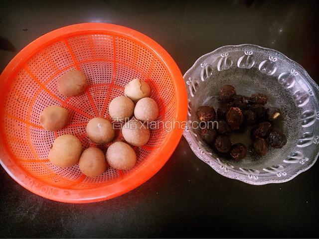 趁空档时间，将桂圆干剥去外壳