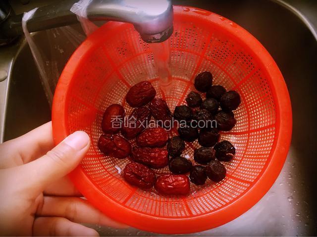 剥好的桂圆干及红枣，用流动的清水冲洗干净