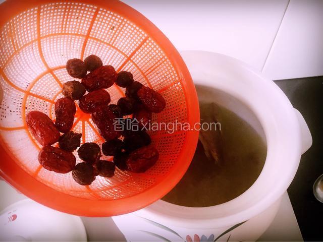 待煲汤锅内水煮沸时，放入洗好的红枣，桂圆干，及鸽子的肝脏，继续小火慢炖
