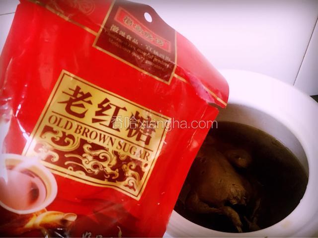 1个小时后，放入准备好的红糖，搅拌均匀，闷制2分钟