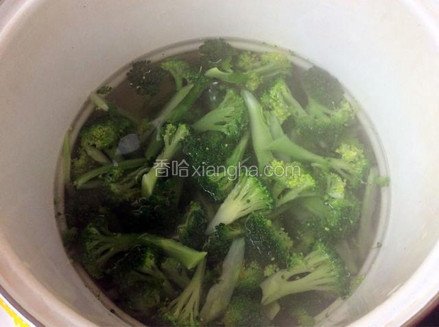锅中加水烧开，放入西兰花焯一下