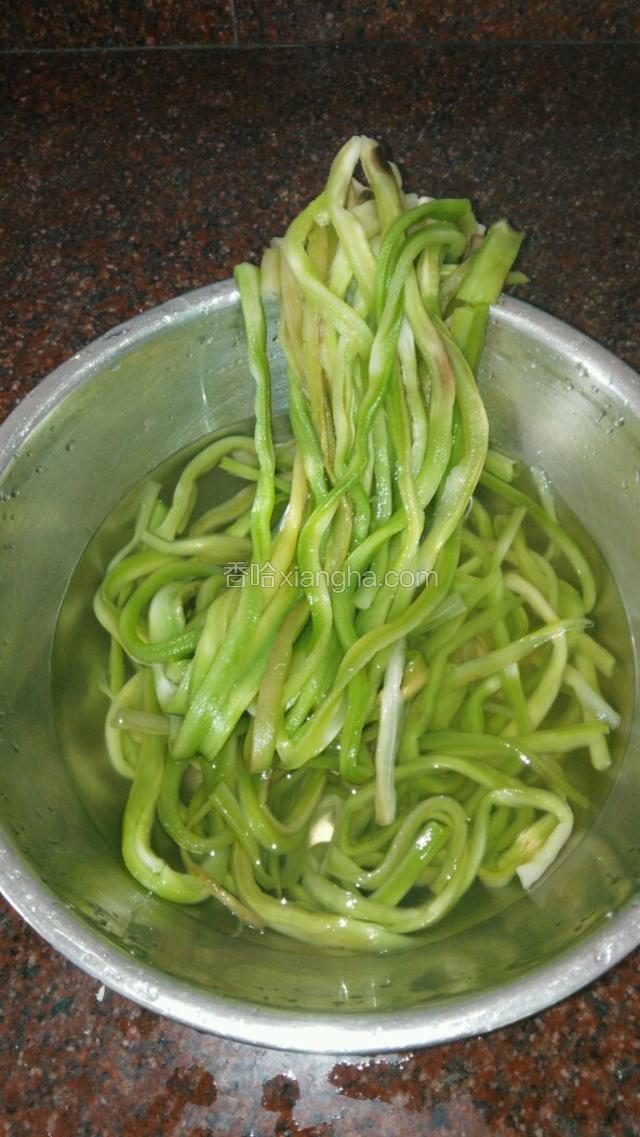 贡菜干需要提前三四个小时泡发，猪肉切片，大约0.5厘米厚的肉片，蒜拍扁即可，图为泡发好的贡菜，非常新鲜