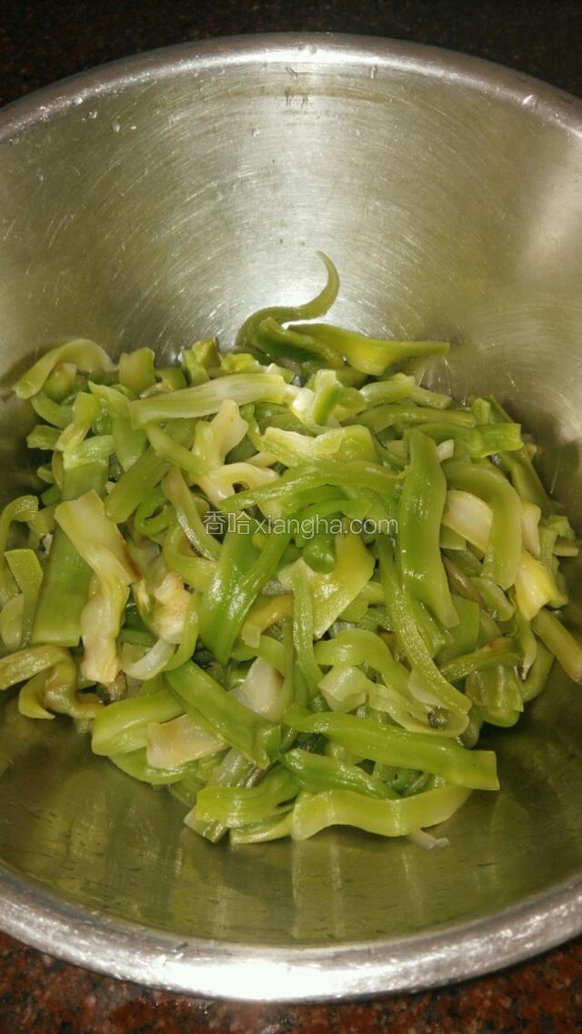 把泡发好的贡菜洗干净，捋整齐，切成3-4厘米的长度，切好后一定要把贡菜的水挤干