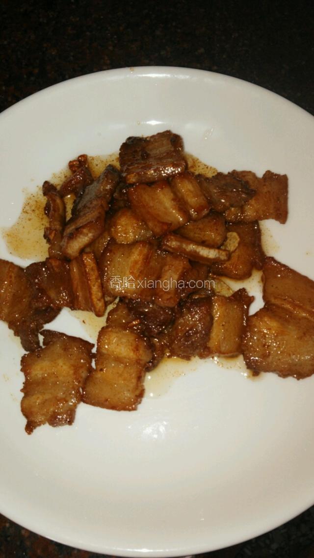 烧热锅，放大约十毫升油，炒肉片，因为五花肉本身比较肥，需要出油，放点点油进去能更快出油，加入蒜片一起炒到半干放盐放酱油，把肉盛起来，剩下的猪油刚好炒贡菜