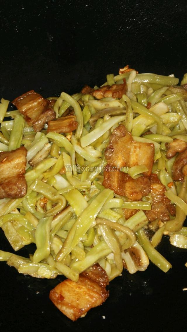 贡菜下油锅后，加盐，中火炒十分钟，这时候贡菜基本是熟的了，再倒进五花肉焖五分钟，即可，中途不用加一点水