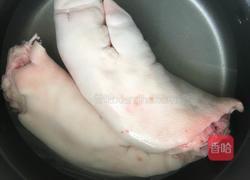 花生米炖猪蹄的做法图解1