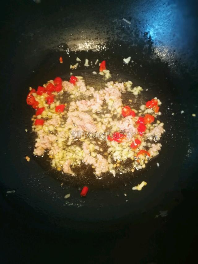 炒出香气，肉末变色