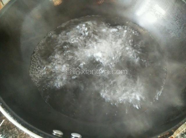 锅中烧水煮面