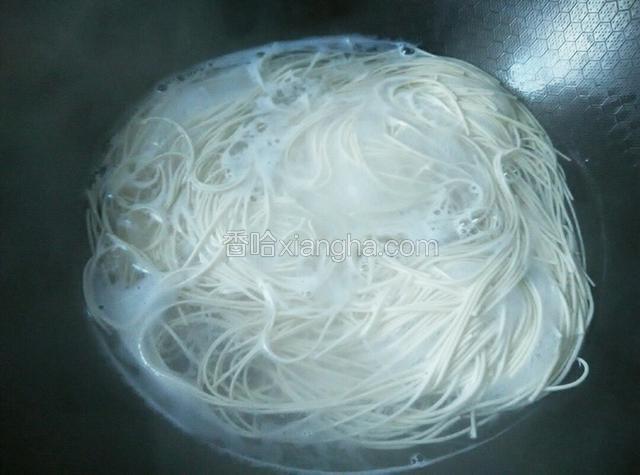 水开后放入面条