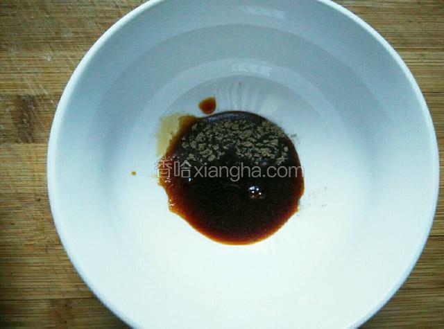 拿个碗，碗中放一勺生抽，适量的胡椒粉和盐