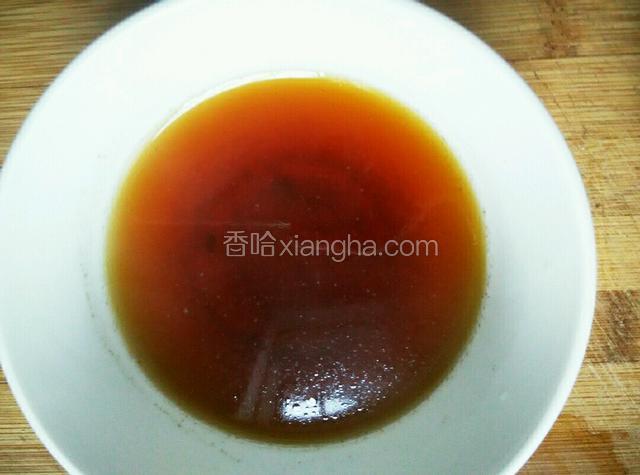 碗中加入煮面的汤或高汤