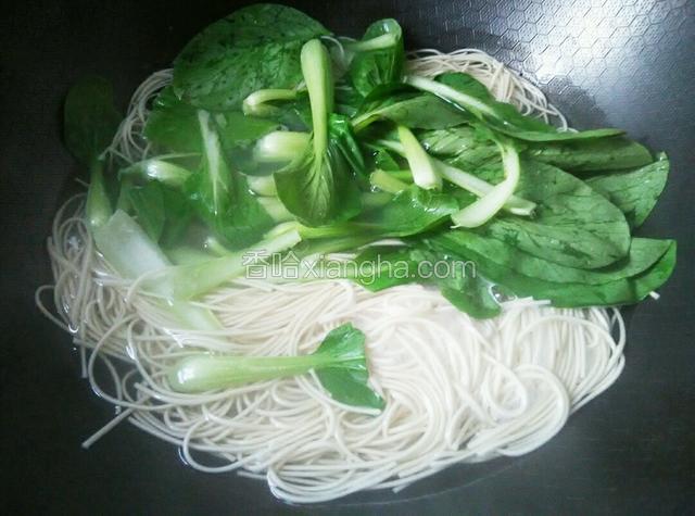 煮至面条快熟放入青菜同煮