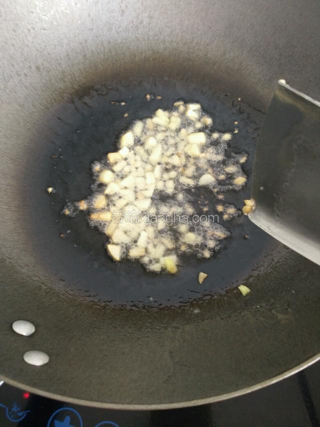 热锅倒油，爆香姜蒜