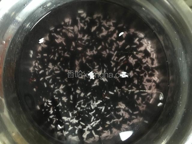 把糯米和紫米提前一晚泡好放冰箱
