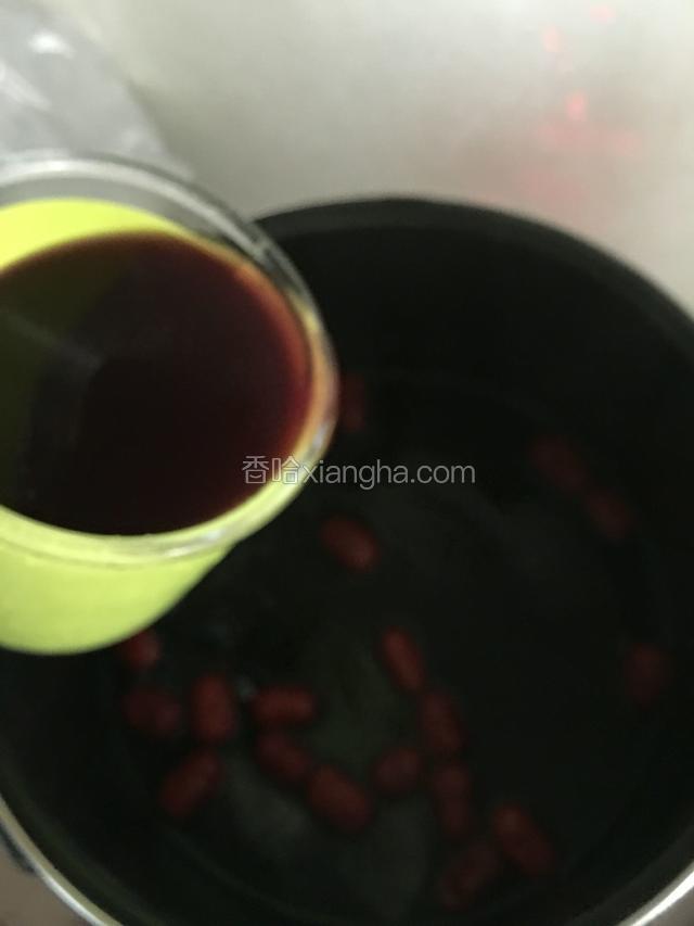 把紫米和糯米洗净沥干水分备用，泡米的水倒到锅里