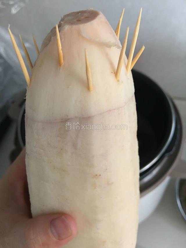 塞满后，把莲藕的例一头用牙签固定住
