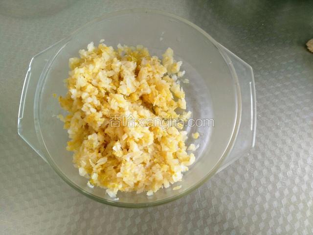 然后把酸菜洗净，剁碎，放一大碗里面。