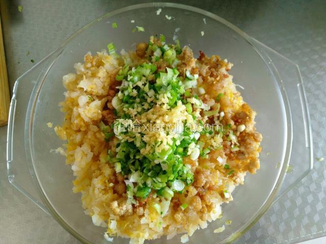 在放葱姜末。