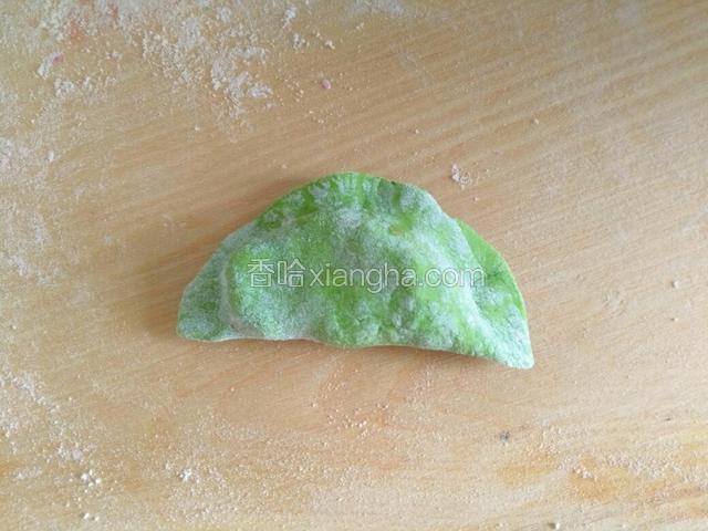 馅放中间，把边缘捏紧。