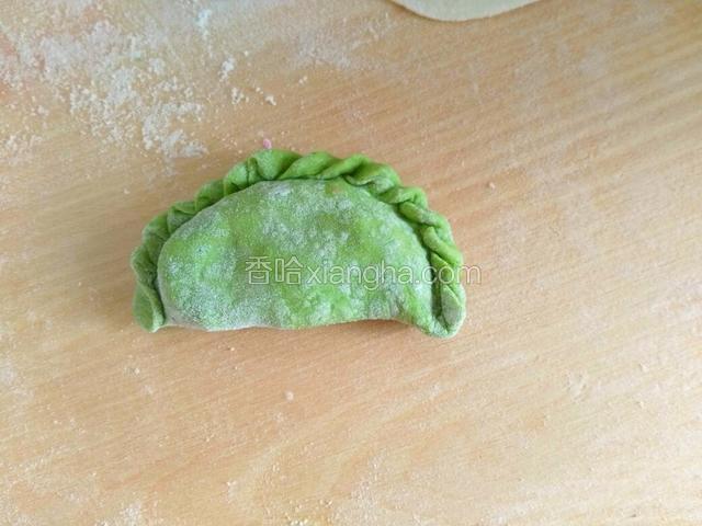 依次类推，捏成穗状的花边，手一定要轻。