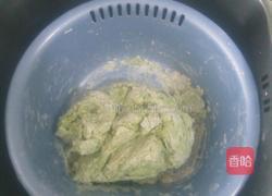 包子(酸菜肉馅菠菜汁包子)的做法图解2
