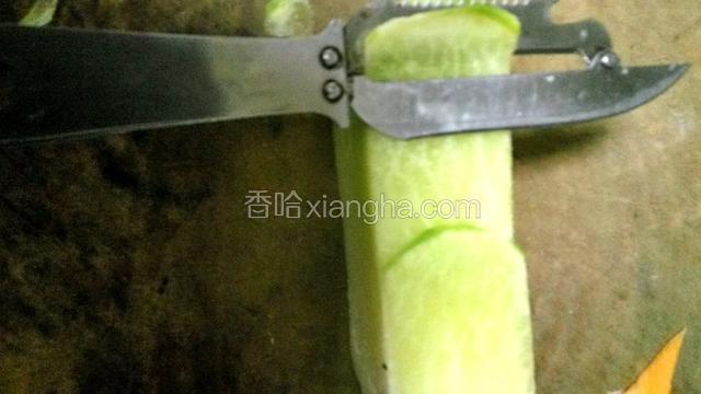 用削皮刀把萝卜削出一片一片的。